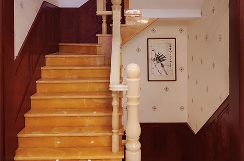 稷山中式别墅室内汉白玉石楼梯的定制安装装饰效果